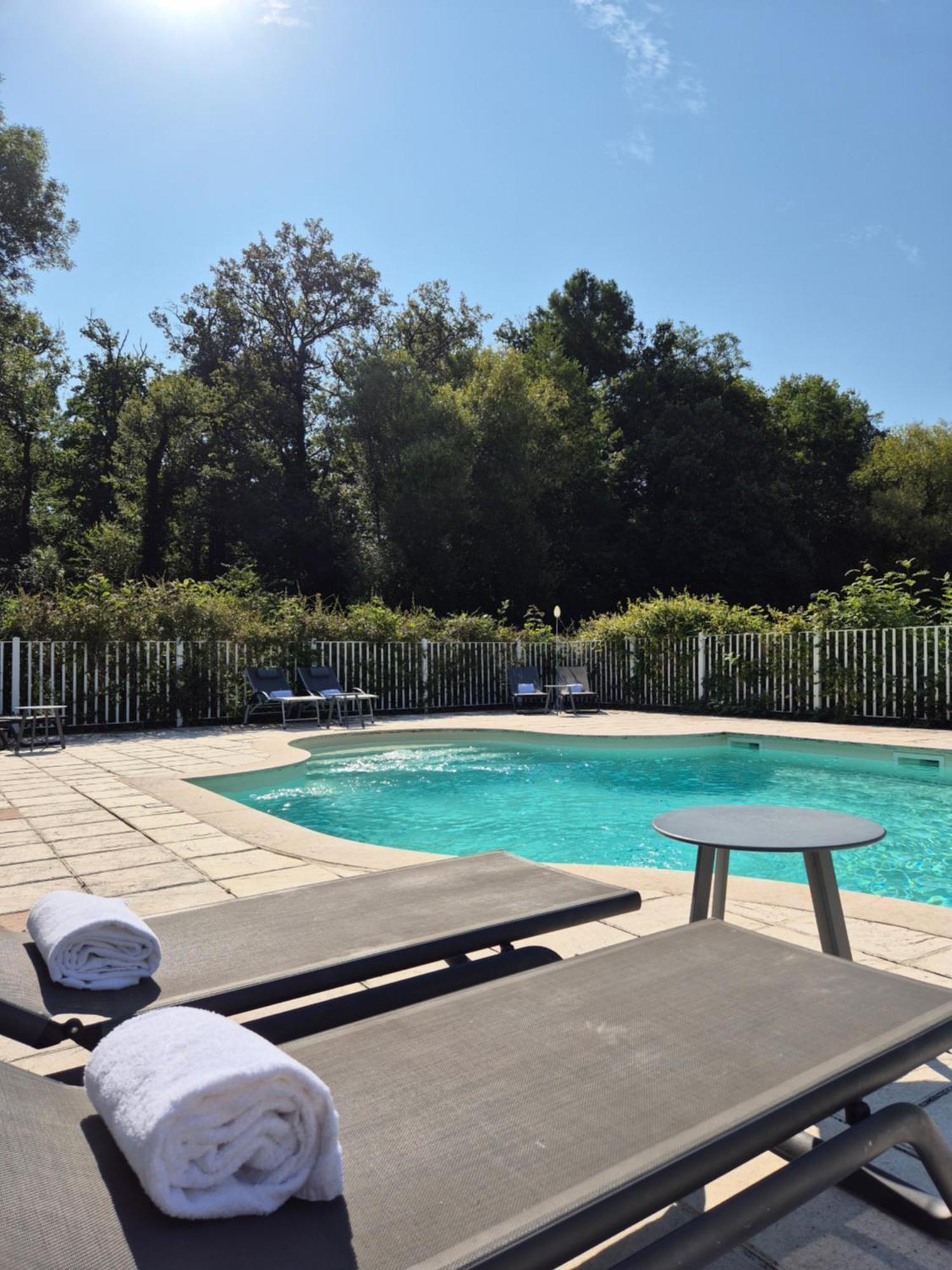 Hostellerie Du Chateau Les Muids La Ferté-Saint-Aubin Esterno foto