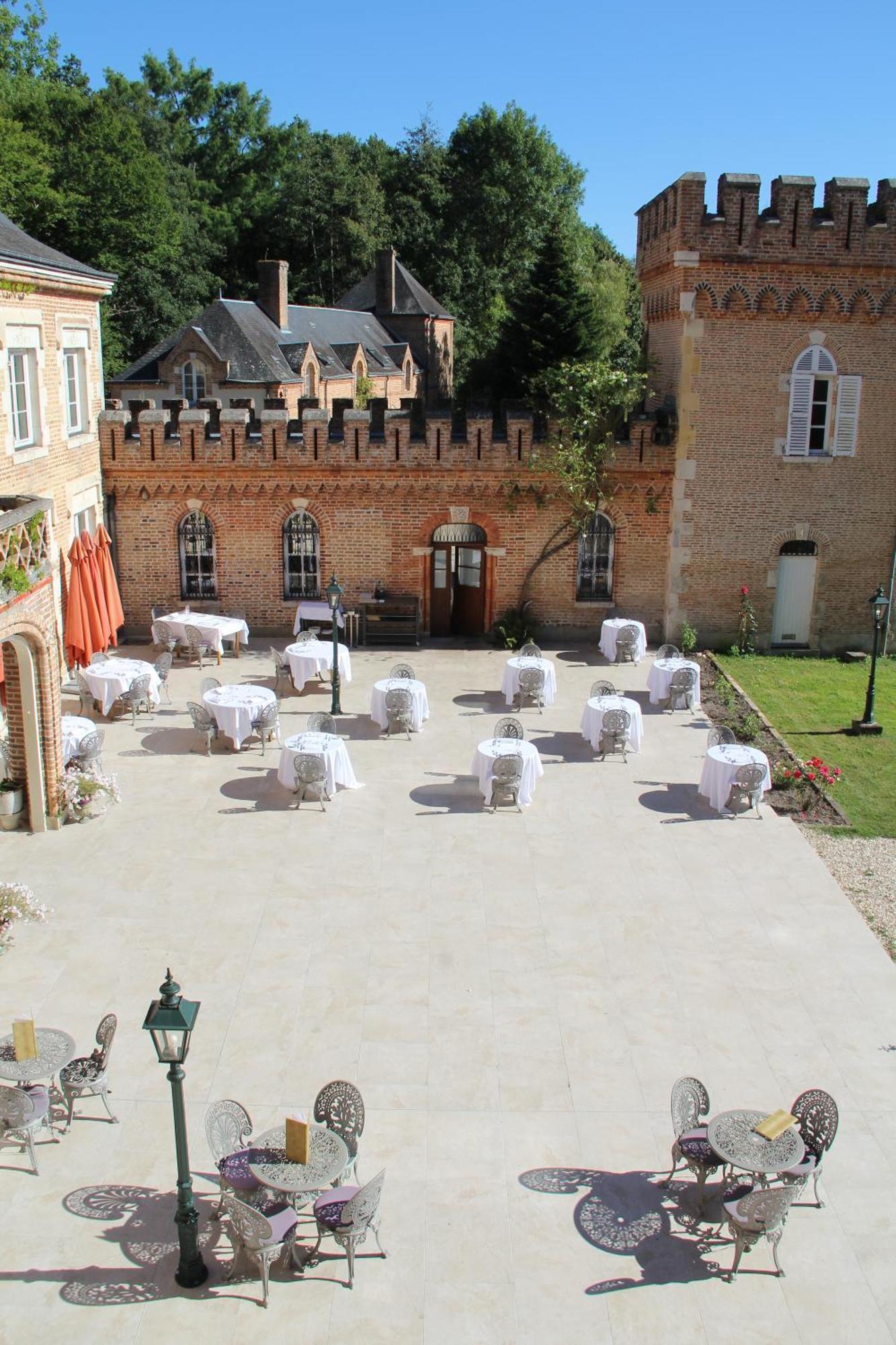 Hostellerie Du Chateau Les Muids La Ferté-Saint-Aubin Esterno foto