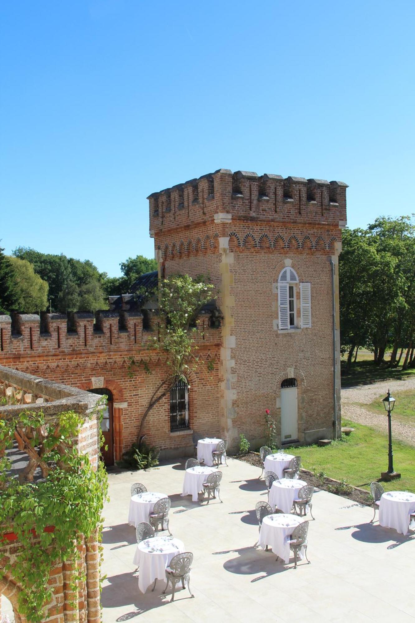 Hostellerie Du Chateau Les Muids La Ferté-Saint-Aubin Esterno foto