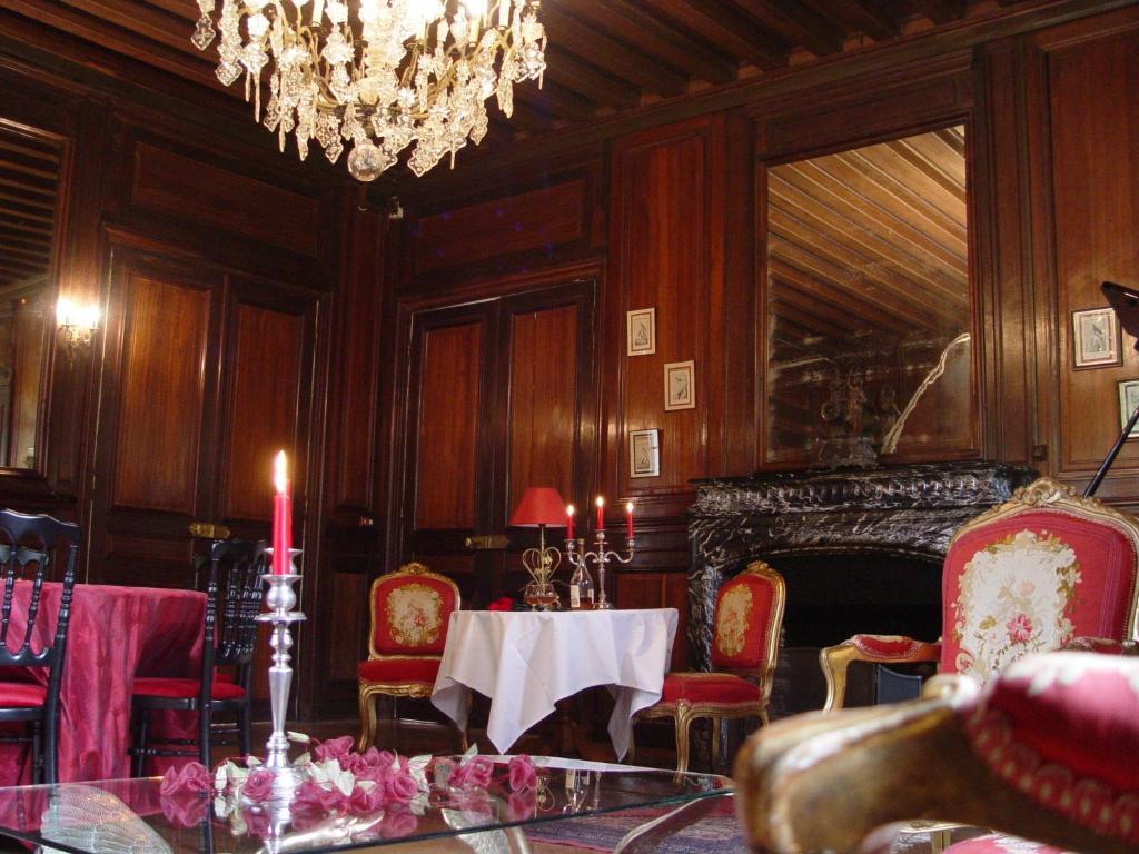 Hostellerie Du Chateau Les Muids La Ferté-Saint-Aubin Esterno foto