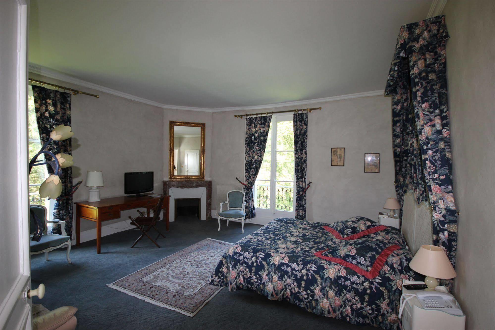 Hostellerie Du Chateau Les Muids La Ferté-Saint-Aubin Esterno foto