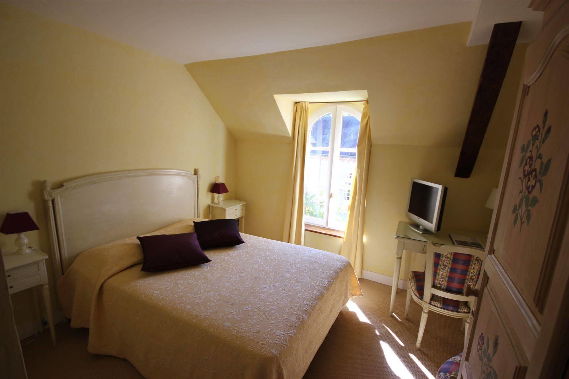 Hostellerie Du Chateau Les Muids La Ferté-Saint-Aubin Esterno foto